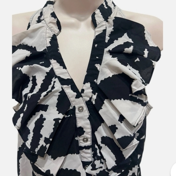 🌺Express Black and White Ruffled Sleeveless Blouse - Picture 6 of 11